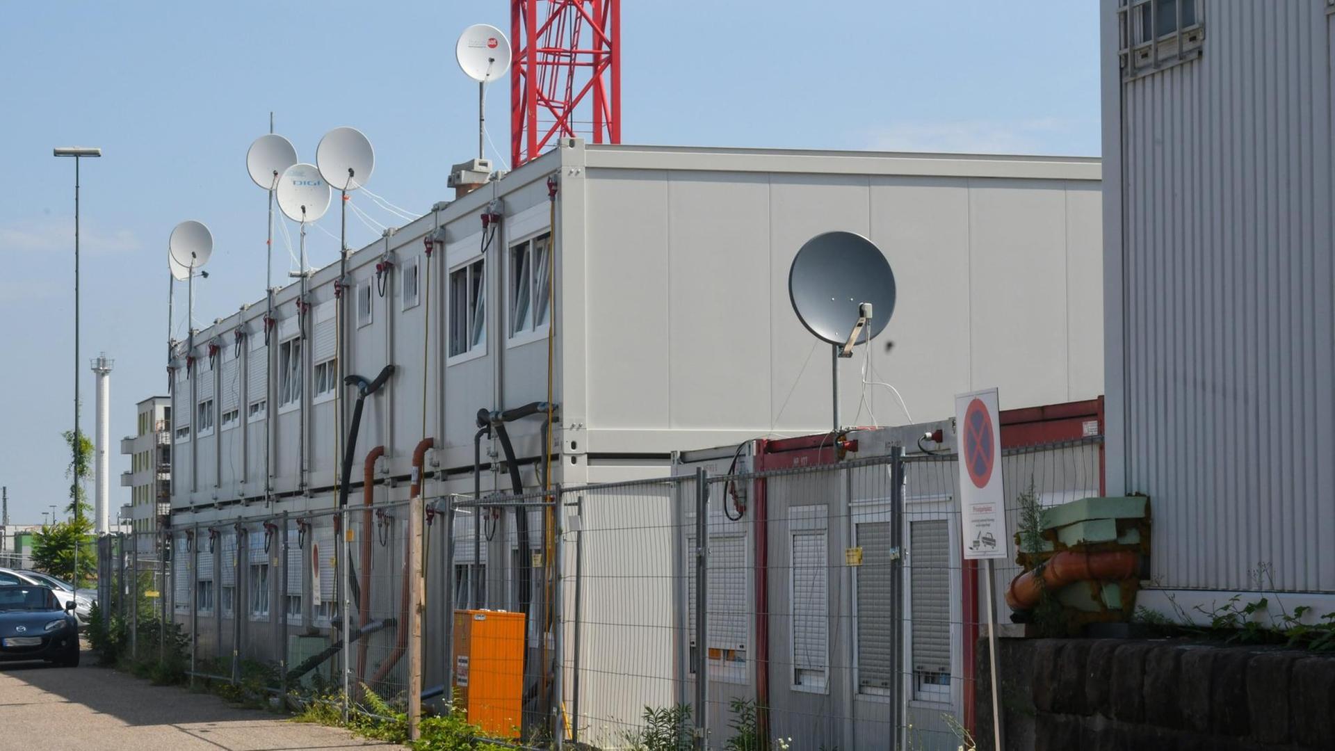 Wohncontainer für Bauarbeiter auf einer Großbaustelle