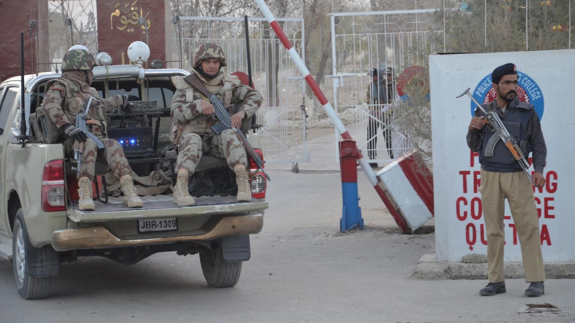 Sicherheitskräfte bewachen die Polizeischule in Quetta in der Provinz Balutschistan, nachdem sie von Extremisten attackiert wurde. Bei dem Anschlag starben 60 Menschen.