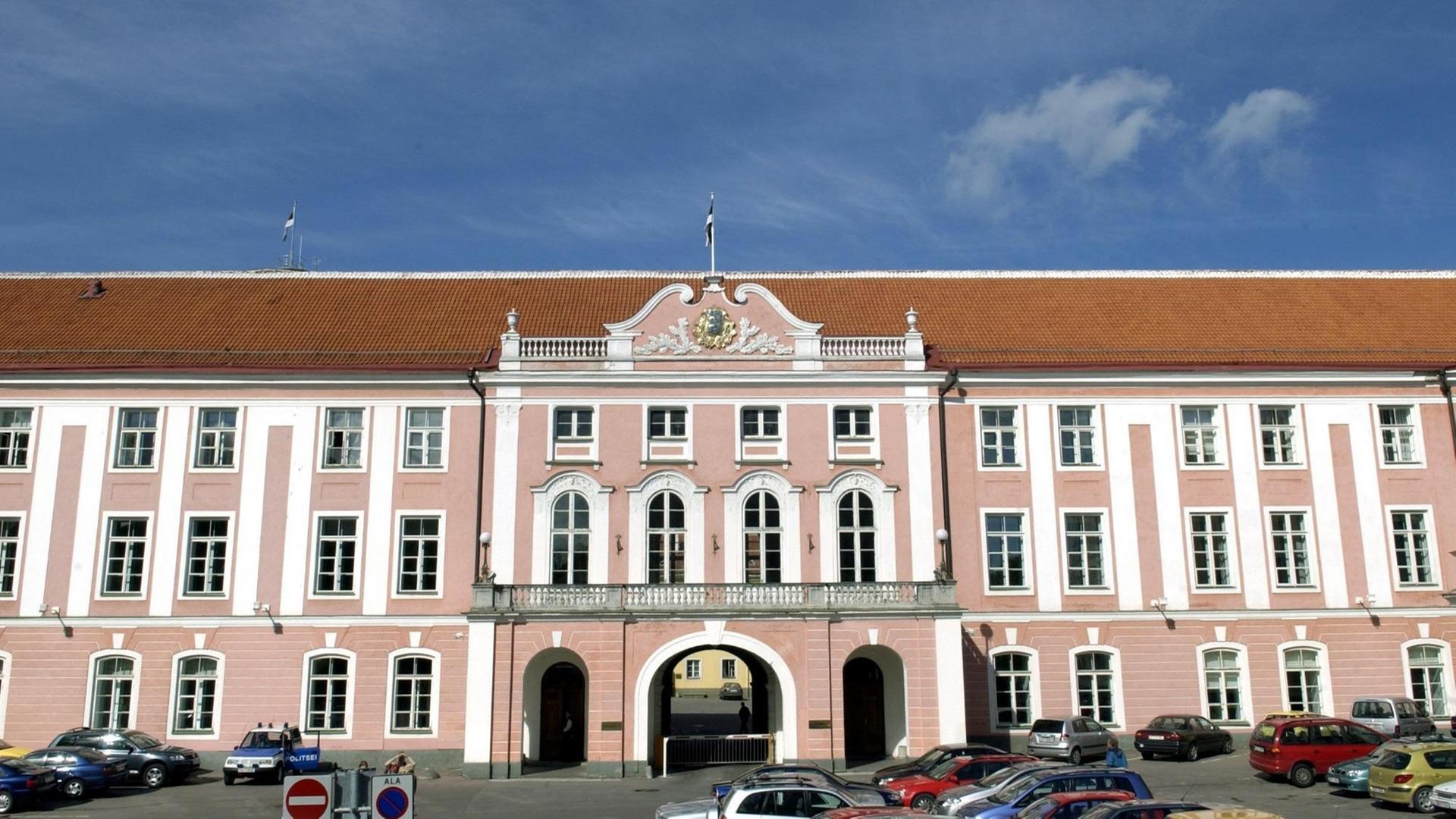 Tallinn (Estland): Das ehemalige Schloss auf dem Domberg in der estnischen Hauptstadt Tallinn ist heute Sitz des Parlaments (Foto vom 24.05.2004).
