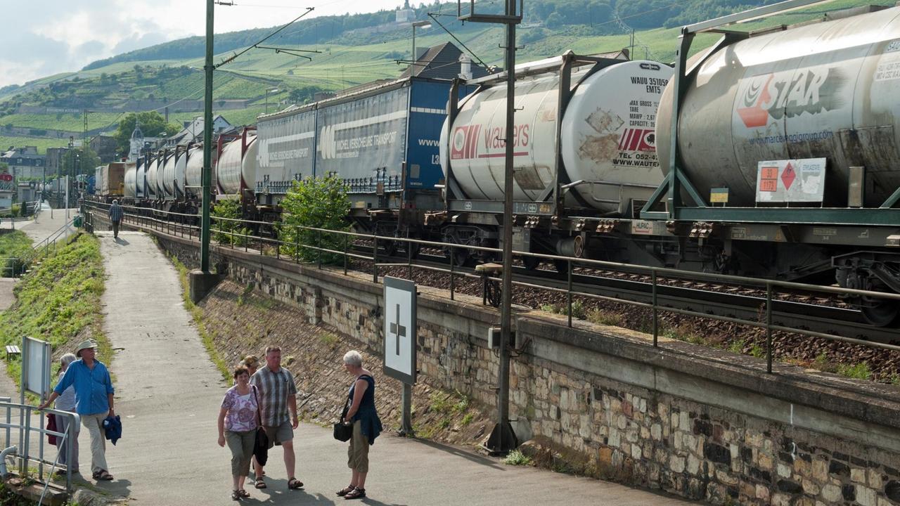Ein Güterzug fährt durch Rüdesheim am Rhein.