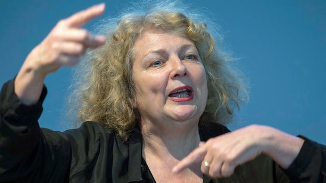 Die südafrikanische Künstlerin Marlene Dumas bei der Pressekonferenz zur Eröffnung der Retrospektive "Marlene Dumas - The Image as Burden" in der Fondation Beyeler in Basel.