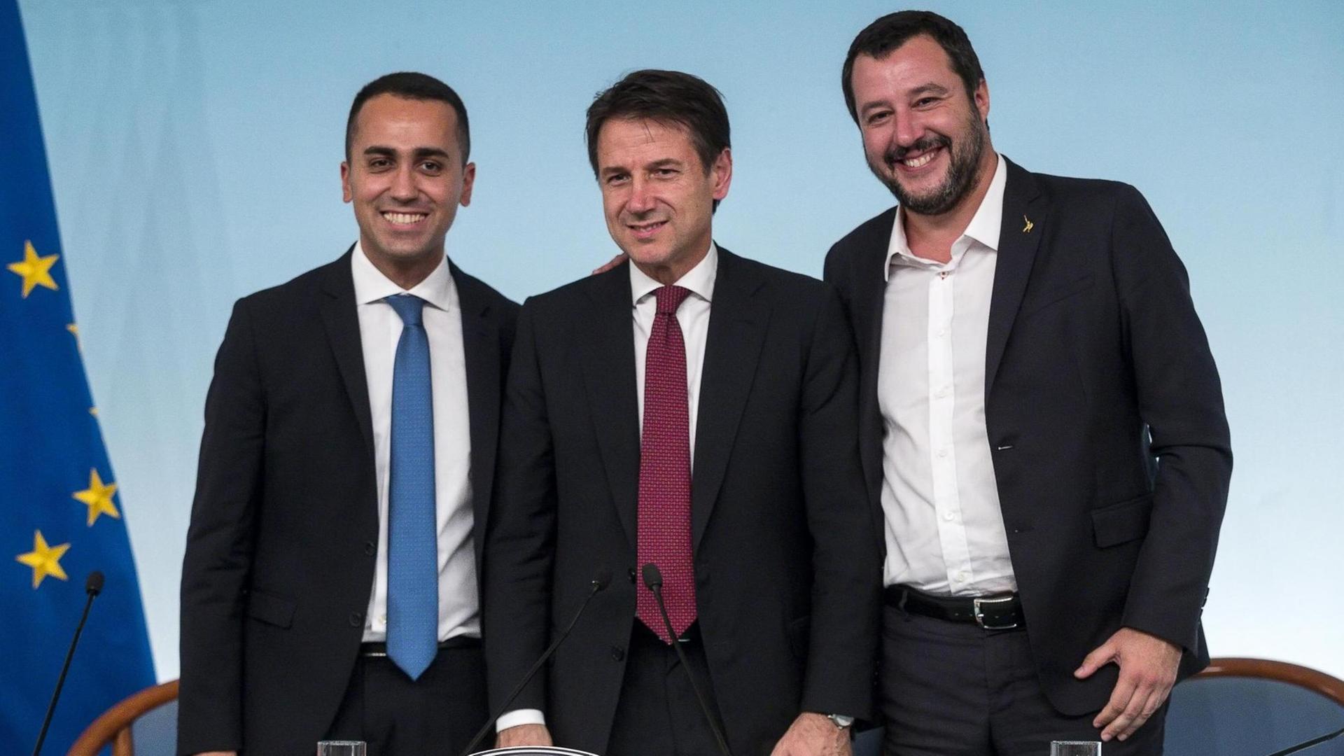 Luigi Di Maio (l-r), stellvertretender Ministerpräsident von Italien, Giuseppe Conte, Ministerpräsident von Italien, und Matteo Salvini, Innenminister von Italien, bei einer Pressekonferenz im Palazzo Chigi in Rom.