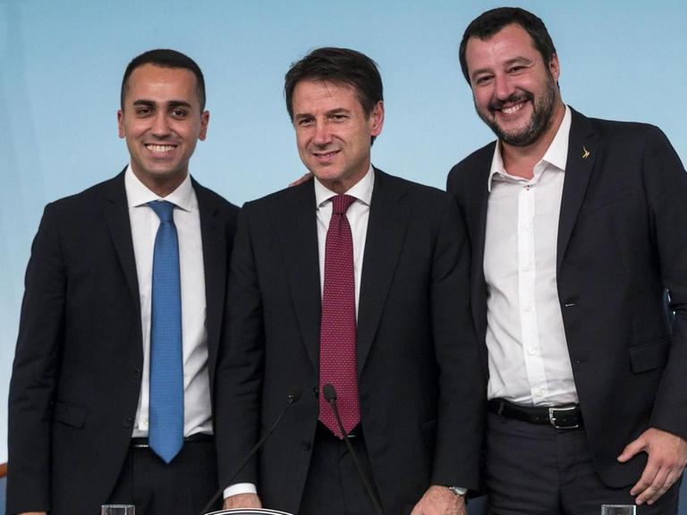 Luigi Di Maio (l-r), stellvertretender Ministerpräsident von Italien, Giuseppe Conte, Ministerpräsident von Italien, und Matteo Salvini, Innenminister von Italien, bei einer Pressekonferenz im Palazzo Chigi in Rom.