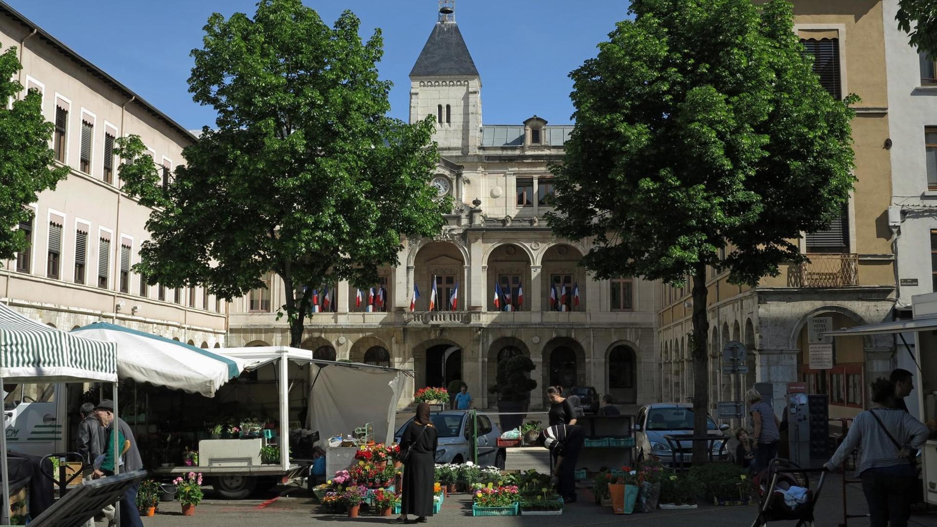 Vor dem Rathaus der Stadt Vienne an der Rhone ist ein Markt aufgebaut, aufgenommen am 10.05.2015.