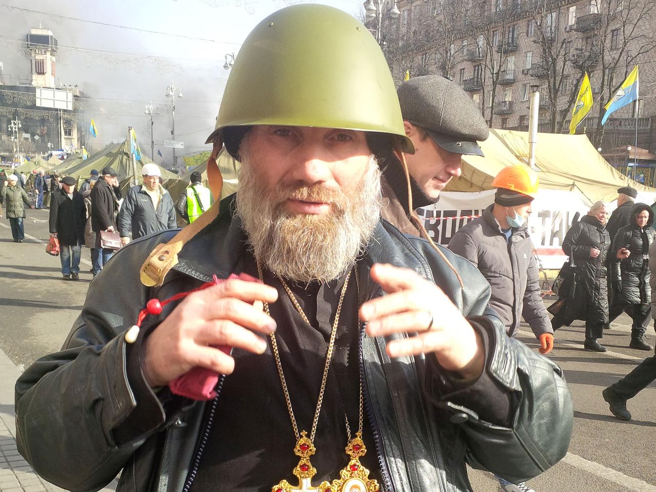 Mit Kreuz und Stahlhelm: Ein Demonstrant auf dem Unabhängigkeitsplatz in Kiew