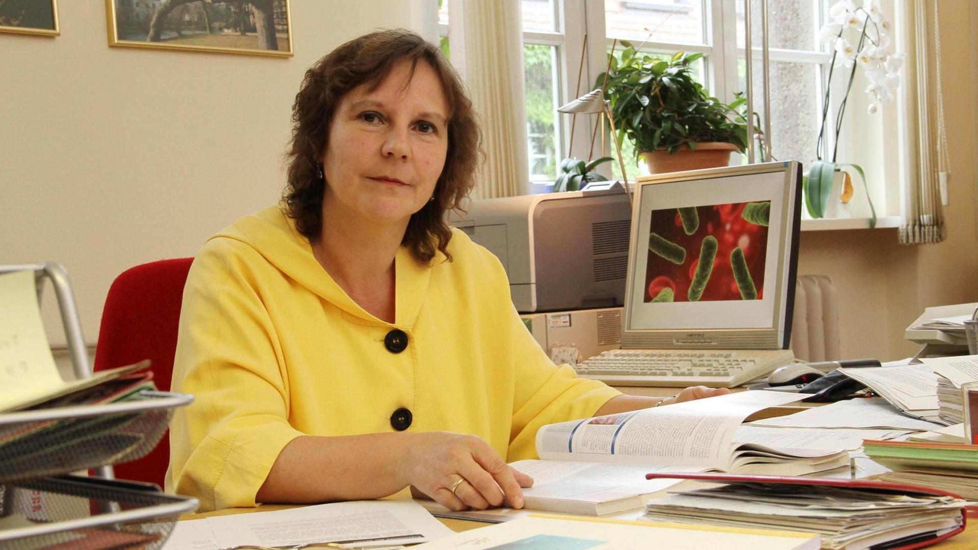 Gudrun Widders, Leiterin des Gesundheitsamt im Berliner Bezirk Spandau, an ihrem Schreibtisch