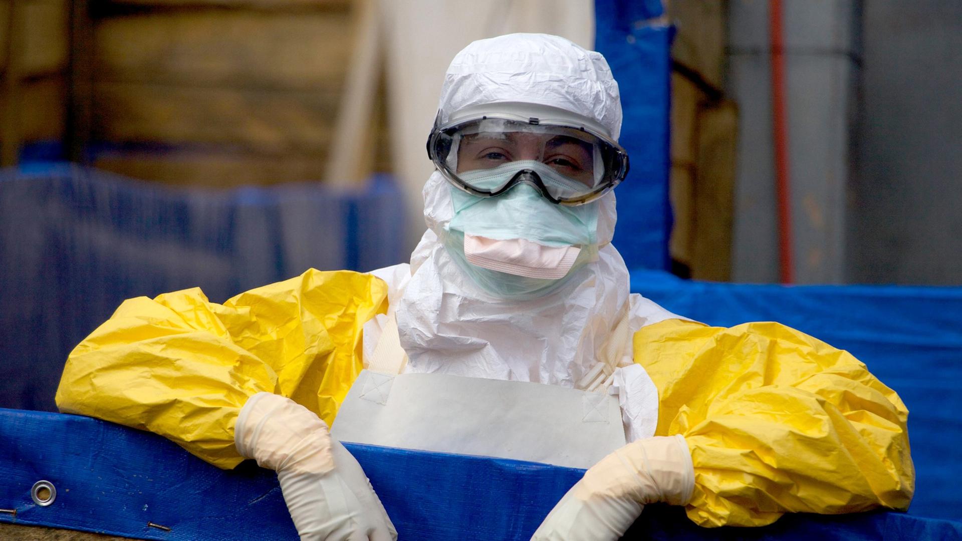 Die Ärztin Julia Garcia arbeitet am 16.10.2014 in einem Ebola-Behandlungszentrum in Gueckedou im Osten Guineas für die Organisation Ärzte ohne Grenzen.