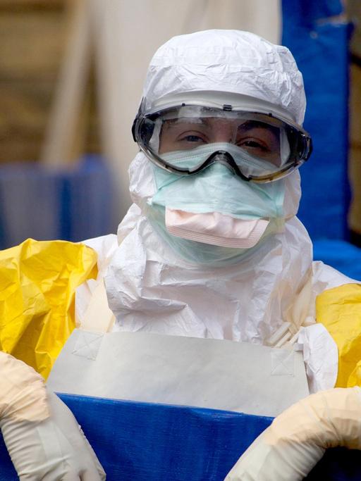 Die Ärztin Julia Garcia arbeitet am 16.10.2014 in einem Ebola-Behandlungszentrum in Gueckedou im Osten Guineas für die Organisation Ärzte ohne Grenzen.