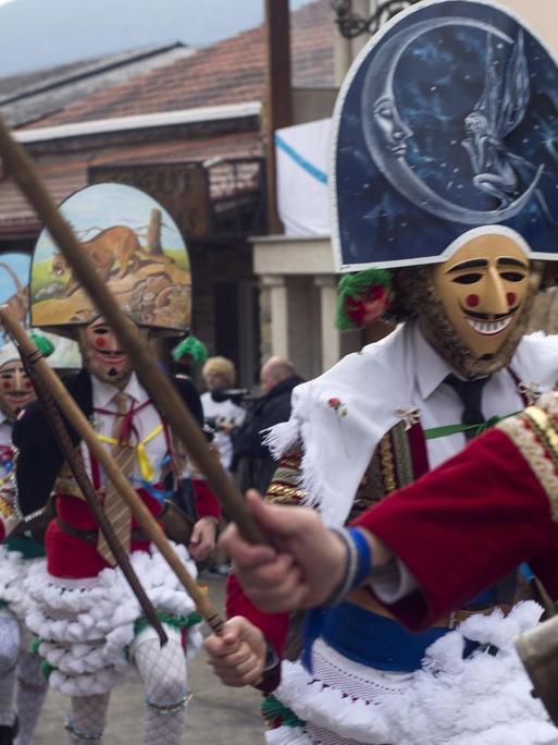 Dorfbewohner rennen maskiert durch die Straßen von Laza in Spanien während des galicischen Karnevals (Entroido de Laza)