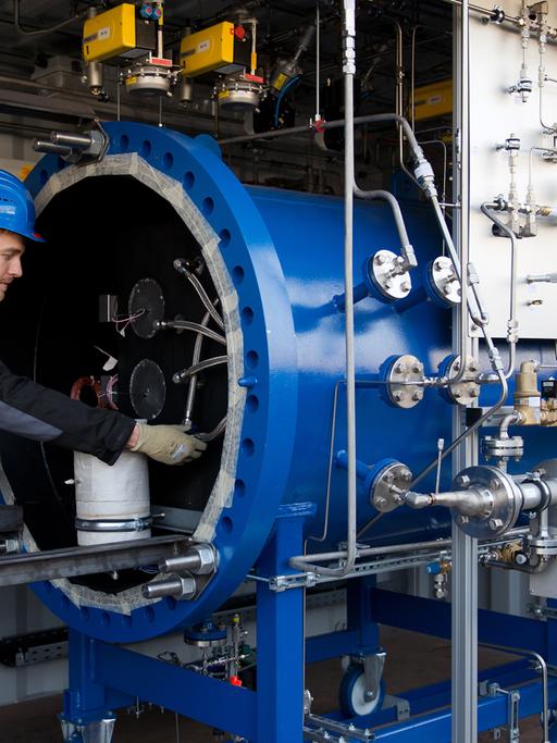 Ein Mitarbeiter der Sunfire GmbH bedient die Hochtemperatur-Dampfelektrolysekammer. Das Dresdner Unternehmen will künftig aus Wasser und Kohlendioxid einen Erdöl-Ersatz herstellen.