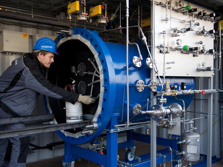 Ein Mitarbeiter der Sunfire GmbH bedient die Hochtemperatur-Dampfelektrolysekammer. Das Dresdner Unternehmen will künftig aus Wasser und Kohlendioxid einen Erdöl-Ersatz herstellen.