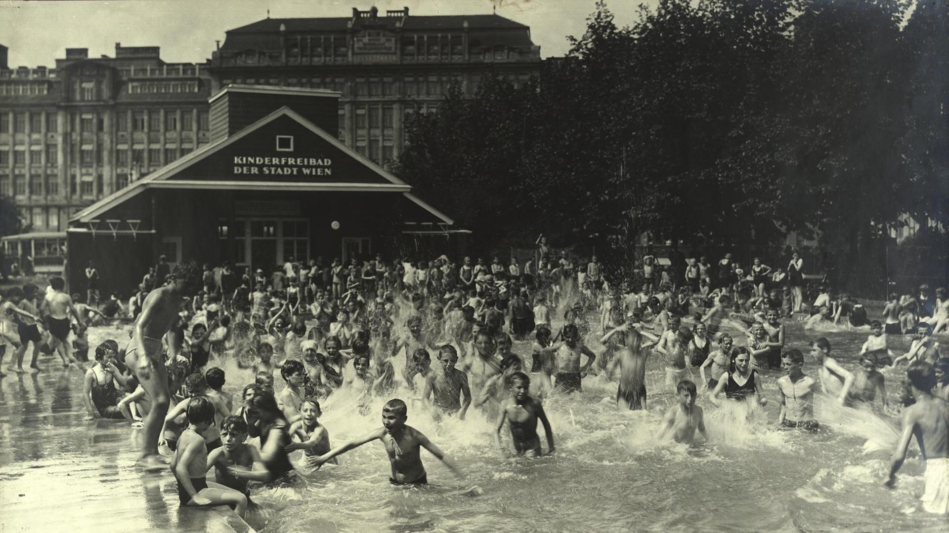 Kinderfreibad am Wiener Margartengürtel um 1926