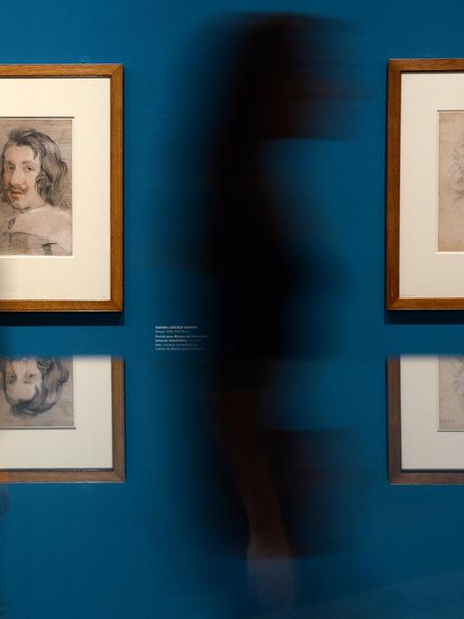 Besucher in einer Ausstellung über Giovan Lorenzo Bernini im Museum der bildenden Künste in Leipzig.