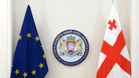 Die georgische Landesfahne (r) und die Fahne der EU im Außenministerium in Tiflis in der Republik Georgien.