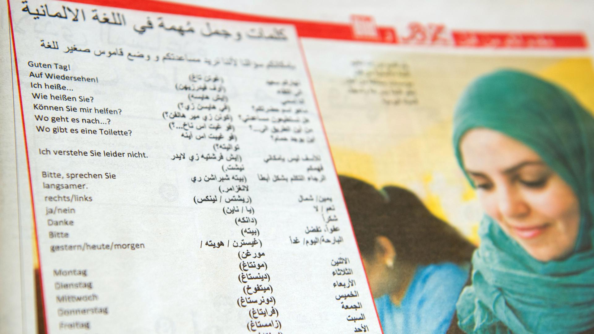 Die in Berlin erschienene Zeitungsbeilage in Arabisch aus der "BZ" und der "Bild"-Zeitung: Auf mehreren Seiten gab es in dieser Informationen zu Anlaufstellen für eine erste Orientierung für Neuankömmlinge aus dem arabischen Raum.