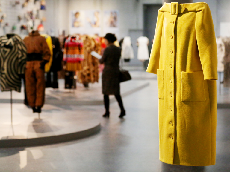 Der nachgeschneiderte Entwurf eines Wollmantels von Karl Lagerfeld aus dem Jahr 1954 hängt am 25.03.2015 in Bonn (Nordrhein-Westfalen) in der Bundeskunsthalle.