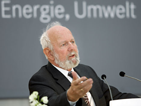 Der Umweltwissenschaftler und Politiker Ernst Ulrich von Weizsäcker erhält am 9.4.2011 in Stuttgart den Theodor Heuss Preis 2011.