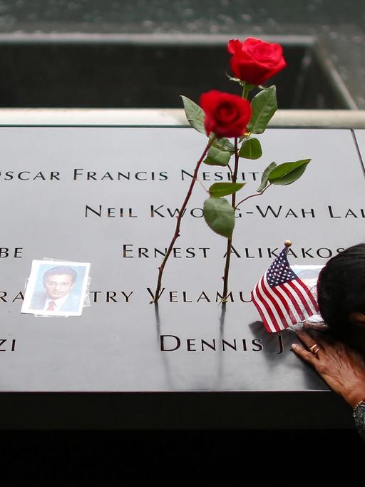 Eine Frau trauert am 9/11 Memorial