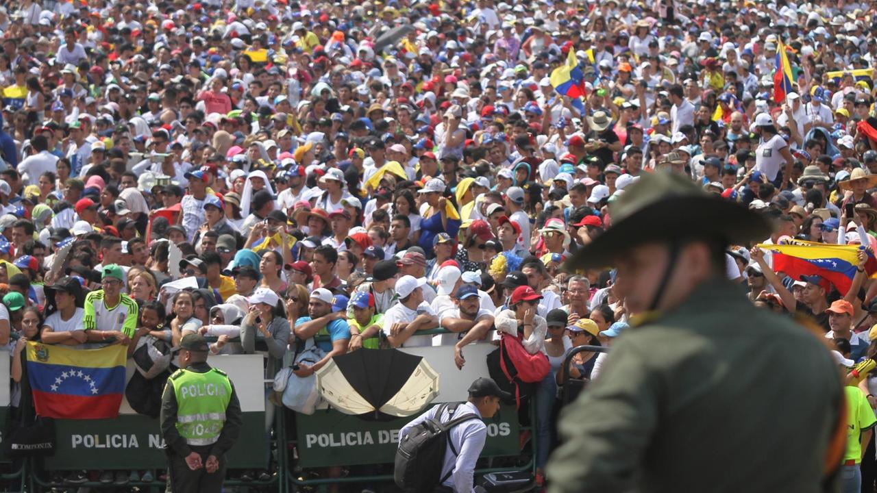 Viele tauschend Menschen haben bei «Venezuela Aid Live» bekannten lateinamerikanischen Künstlern zugejubelt. 