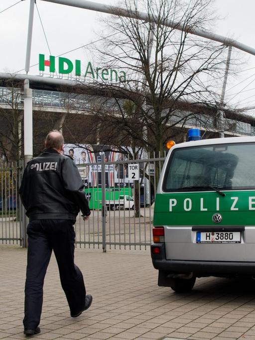 Ein Polizeiwagen steht am 16. 11.2015 vor der HDI-Arena in Hannover - einen Tag vor dem geplanten Fußball-Länderspiel gegen die Niederlande. Vor dem Hintergrund der Terroranschläge in Paris am 13. November gibt es verstärkte Sicherheitsvorkehrungen.