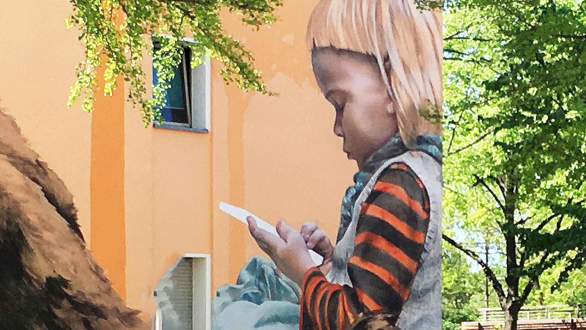 Wandbild von einem Kind mit Smartphone