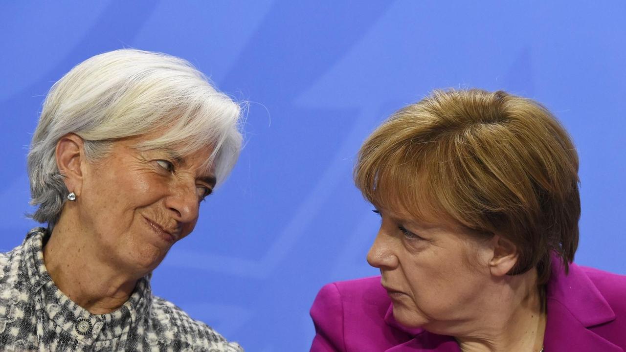 IWF-Chefin Christine Lagarde und Bundeskanzlerin Angela Merkel blicken sich an-