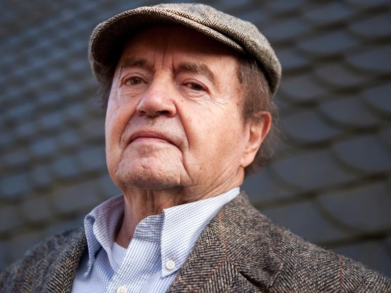 Der Maler, Cartoonist, Illustrator und Kinderbuchautor Hans Traxler, aufgenommen 2012. Der Maler, Cartoonist, Illustrator und Kinderbuchautor Hans Traxler, aufgenommen 2012.