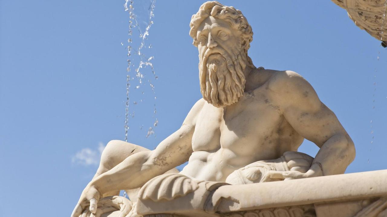 Eine antike Götterstatue in Messina auf Sizilien Eine antike Götterstatue in Messina auf Sizilien