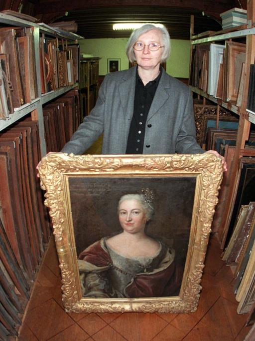 Doris Derdey von der Stiftung Schlösser, Burgen und Gärten betreut die Gemäldesammlung im Schloß Wernigerode. In ihrem Depot sind noch immer viele Bilder aus den Enteignungen während der Bodenreform.