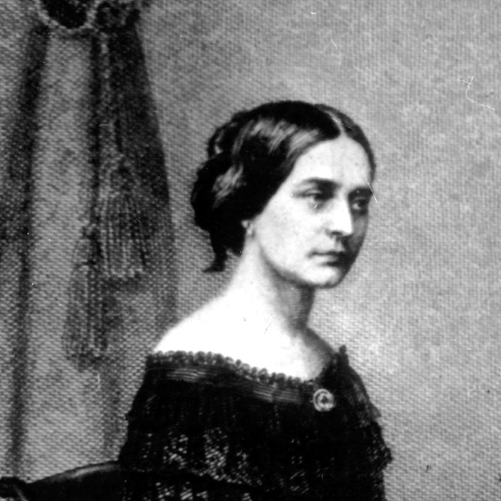 Clara Schumann, geborene Wieck, auf einer zeitgenössischen Darstellung am Klavier sitzend.