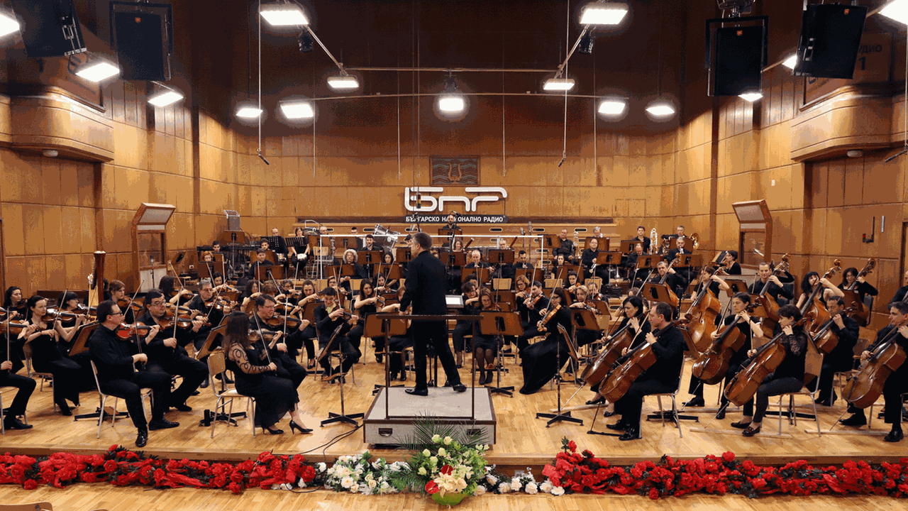 Das Bulgarische Nationale Sinfonie-Orchester in der Bulgaria-Halle in Sofia mit seinem Chefdirigenten Mark Kadin während des Konzertes.