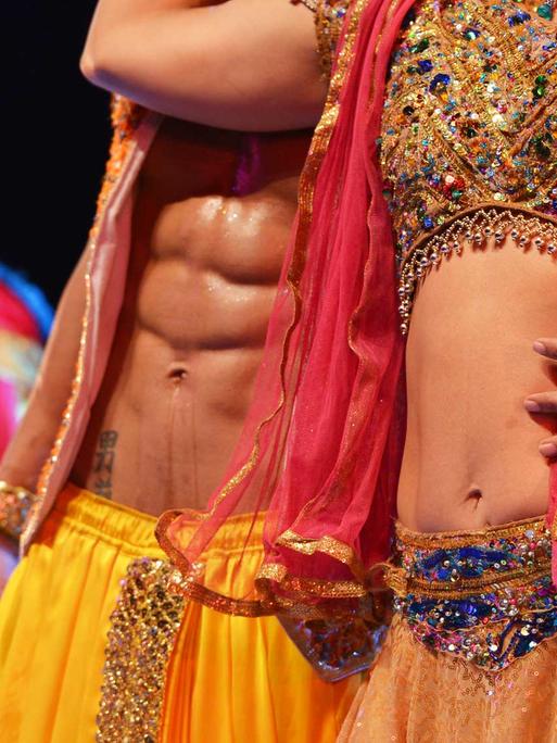 Tänzer des Ensembles agieren am 18.02.2014 in Berlin in einer Szene der Aufführung "Bollywood - The Show" auf der Bühne im Admiralspalast.