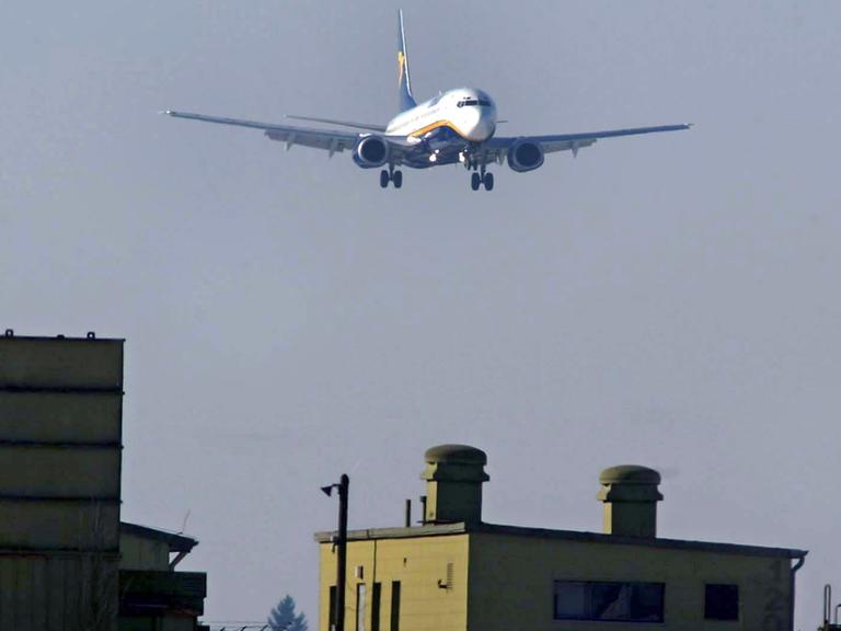 Eine Maschine der irischen Billigfluggesellschaft Ryanair fliegt über den ehemaligen US-Fliegerhorst Hahn, heute Hunsrück-Flughafen Hahn, aufgenommen 2003.