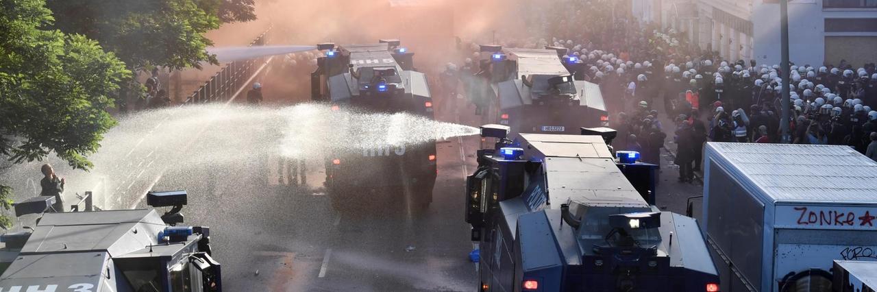 Einsatzkräfte der Polizei setzen Wasserwerfer gegen Demonstranten auf der Kundgebung "Welcome to Hell" in Hamburg ein.