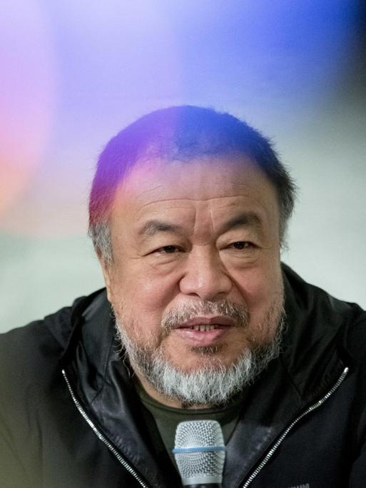 Der chinesische Künstler Ai Weiwei spricht bei der Präsentation seines Kunstwerks «Safety Jackets Zipped the Other Way» in seinem Atelier.