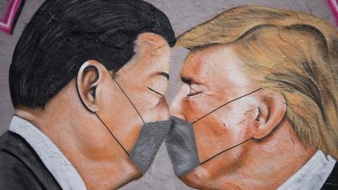 Donald Trump, Praesident der Vereinigten Staaten von Amerika, und Xi Jinping, Praesident der Volksrepublik China, sind auf einem Graffitto des Strassenkuenstlers Eme Freethinker kuessend und mit Mundschutz zu sehen // Donald Trump, President of the United States of America, and Xi Jinping, President of the People s Republic of China, can be seen kissing and wearing a face mask on a graffiti by street artist Eme Freethinker Foto: bildgehege Donald Trump und Xi Jinping von Eme Freethinker