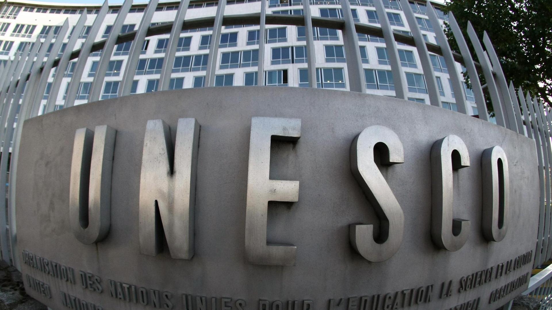 UNESCO-Logo am Hauptquartier in Paris.