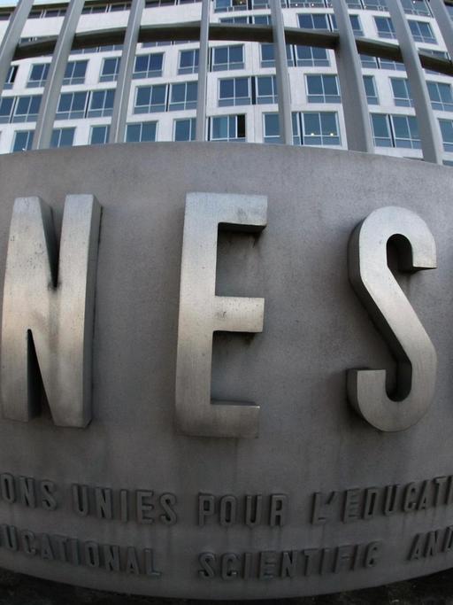 UNESCO-Logo am Hauptquartier in Paris.