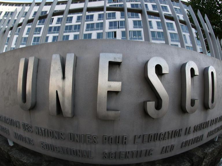 UNESCO-Logo am Hauptquartier in Paris.