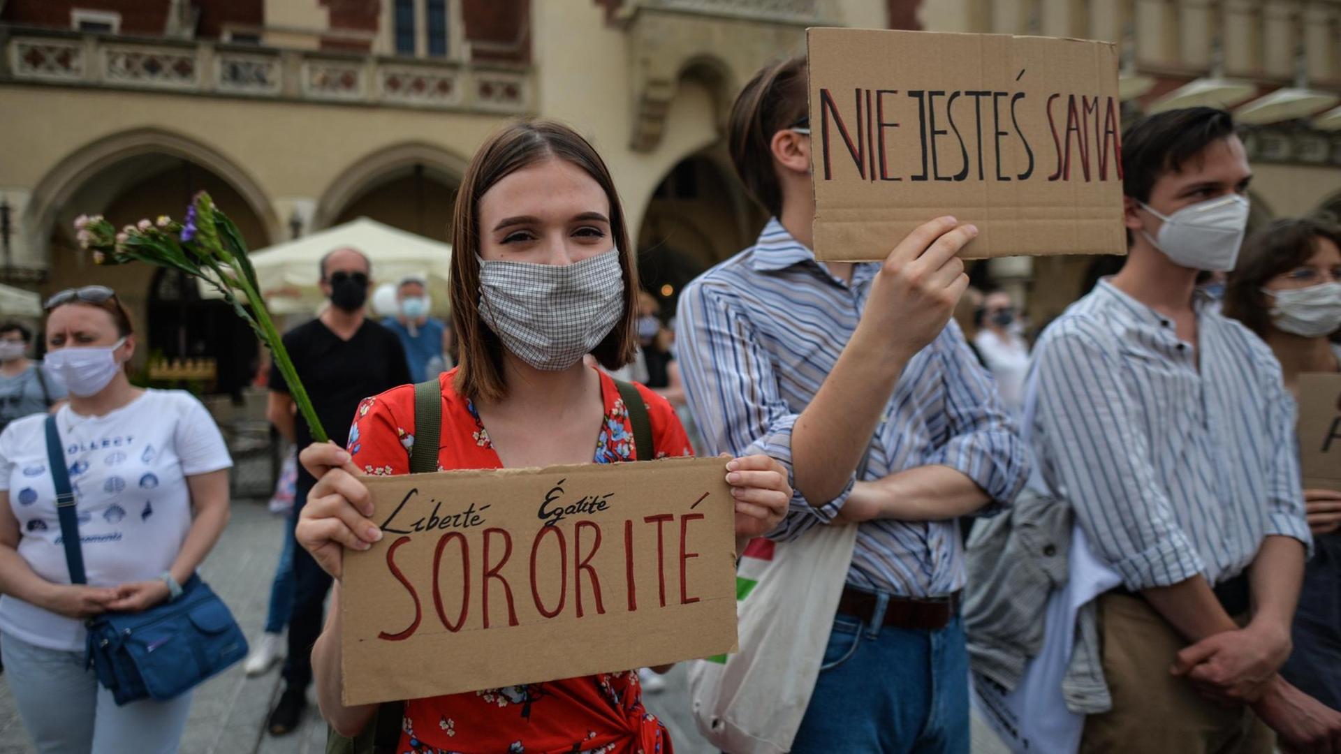 Krakau: Demonstrierende gegen den Austritt Polens aus der Istanbul-Konvention
