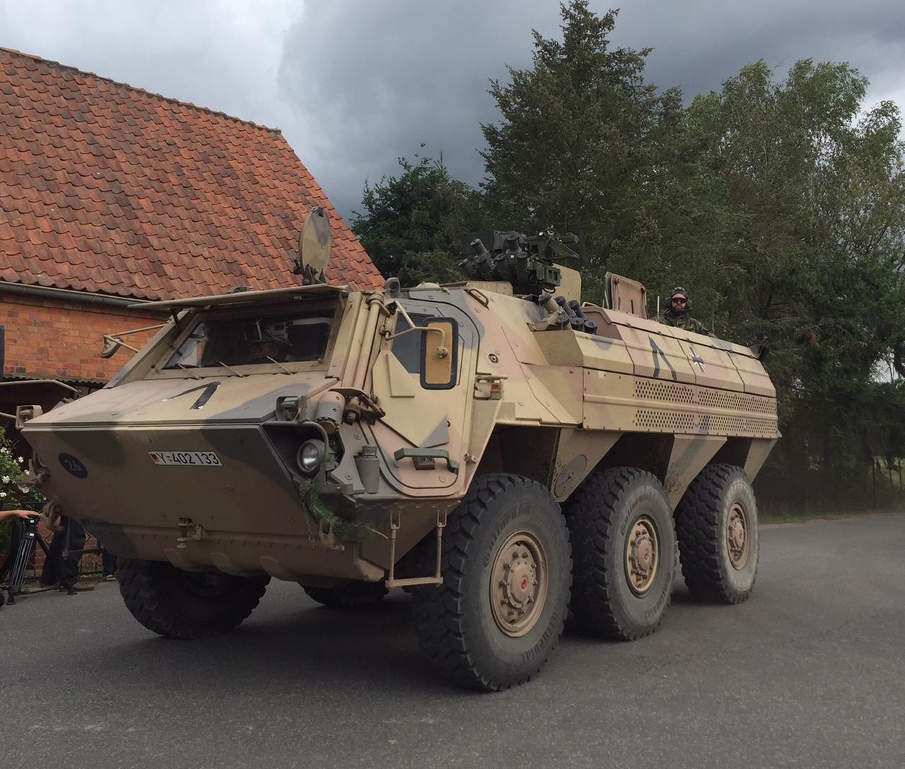 Ein Panzer steht auf der Straße in einem Dorf in Mecklenburg-Vorpommern