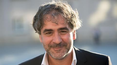18.09.2018, Brandenburg, Potsdam: Deniz Yücel, deutsch-türkischer Journalist, lächelt vor der Verleihung des M100 Media Award 2018 . Yücel wird für seine mutige und unerschrockene Arbeit geehrt.