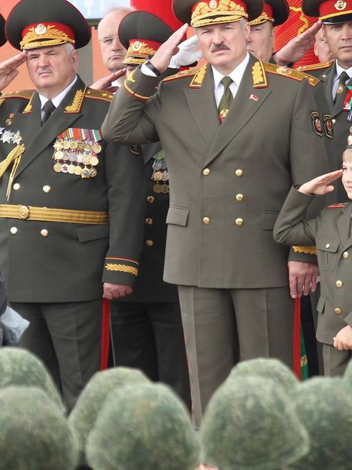 Der weißrussische Präsident Alexander Lukaschenko bei einer Militärparade
