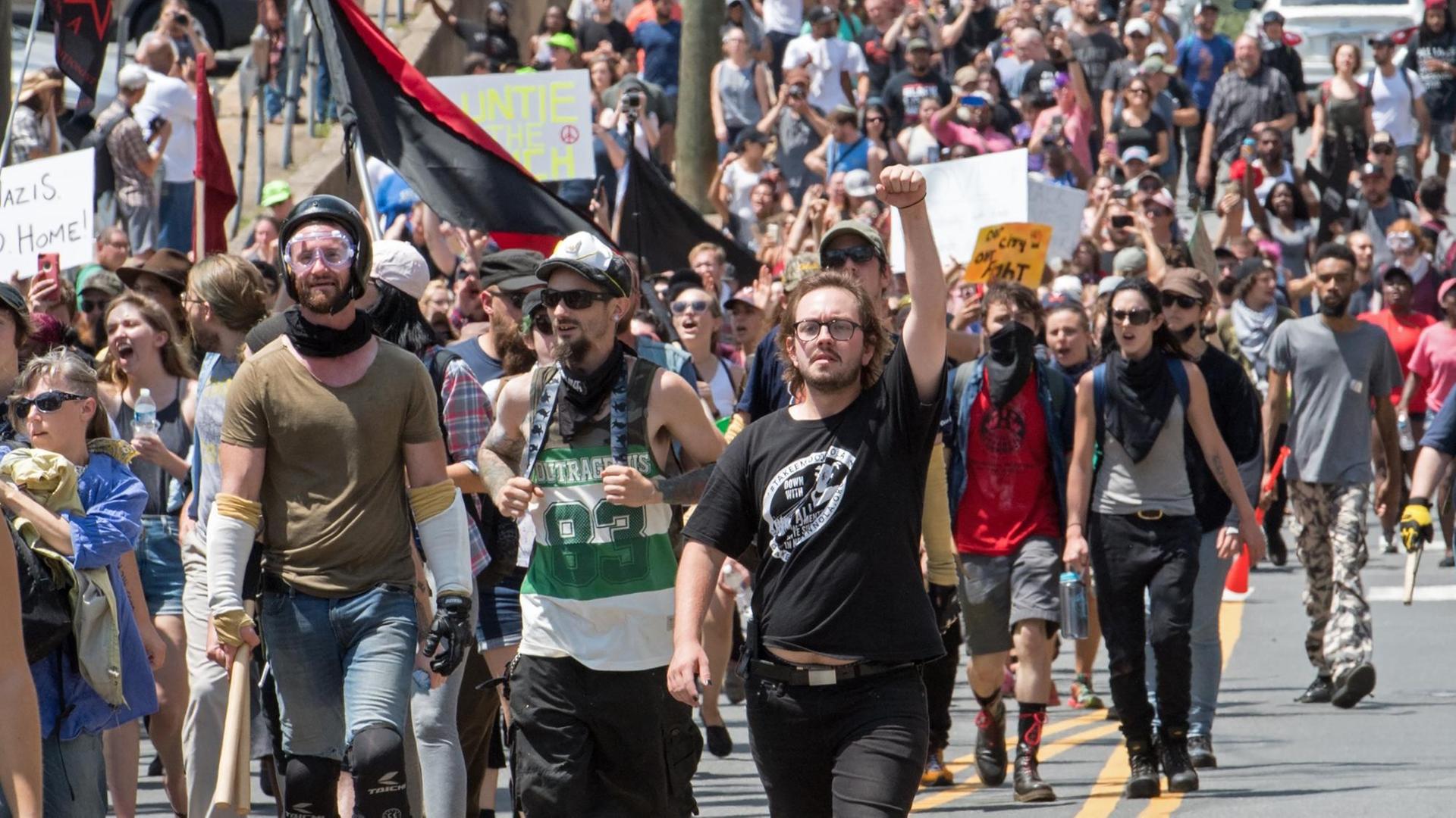 Demonstranten bei Protesten in Charlottesville. Demonstranten bei Protesten in Charlottesville.