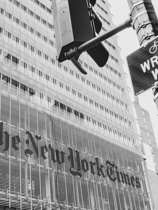 Das Bild zeigt ein Straßenschild mit der Aufschrift "Wrong Way" und dieses steht vor dem New-York-Times-Gebäude.