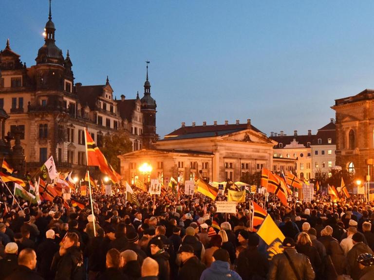 Mehrere tausend Pegida-Anhänger demonstrieren am 12.10.2015 in Dresden (Sachsen) auf dem Theaterplatz.