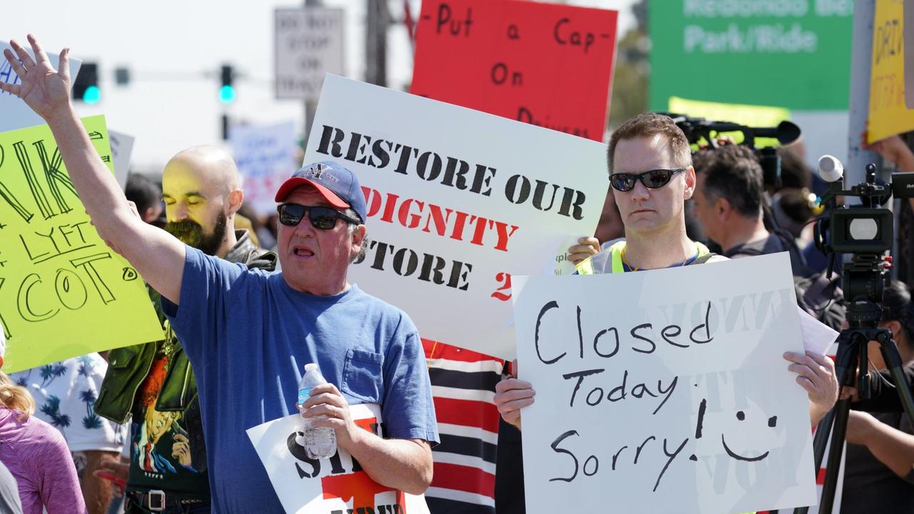 Bei einem eintätigen Streik demonstrieren Fahrer der US-Mobilitätsdienstleister Uber und Lyft in Redondo Beach in Kalifornien vor einem Büro von Uber 