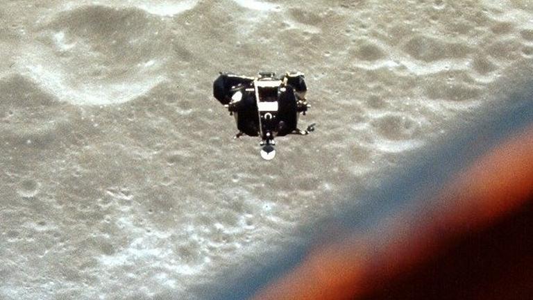 Die Beinahe-Landefähre "Snoopy" über dem Mond