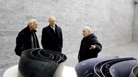 Richard Serra (rechts) zeigt ein Modell.
