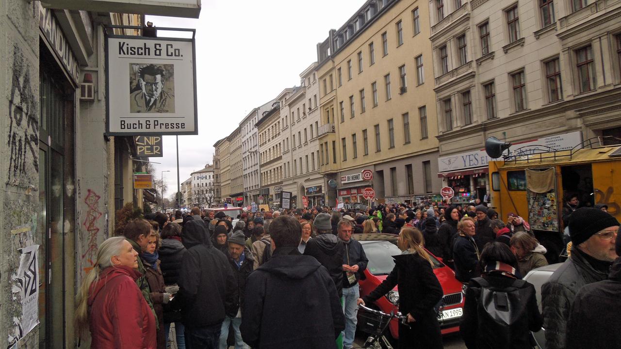 Bücher statt Brillen: Demonstration vor dem Buchladen Kisch in Berlin-Kreuzberg